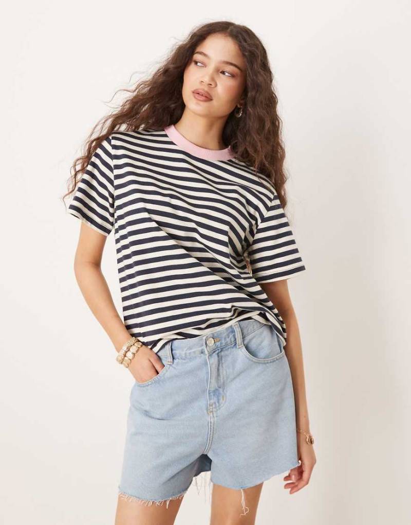 ASOS DESIN - Regular-Fit-T-Shirt mit Streifen und farblich abgesetzter Einfassung-Marineblau von ASOS DESIGN