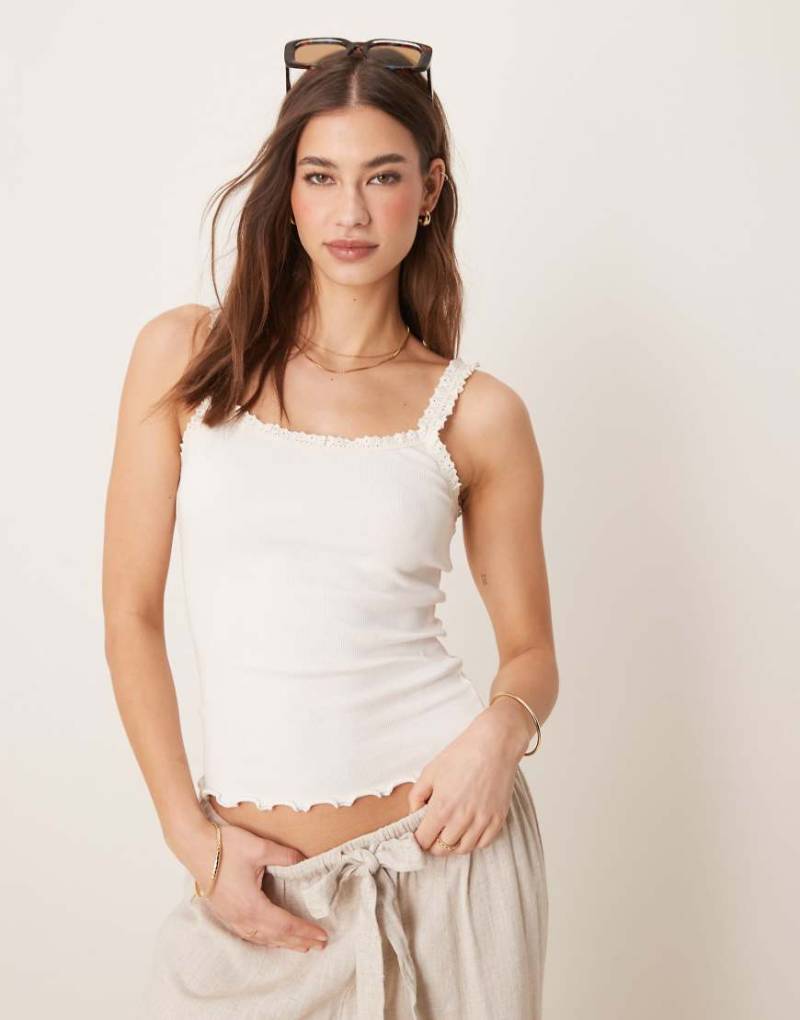 ASOS DSIGN - Camisole in Creme mit Randverzierung-Weiß von ASOS DESIGN