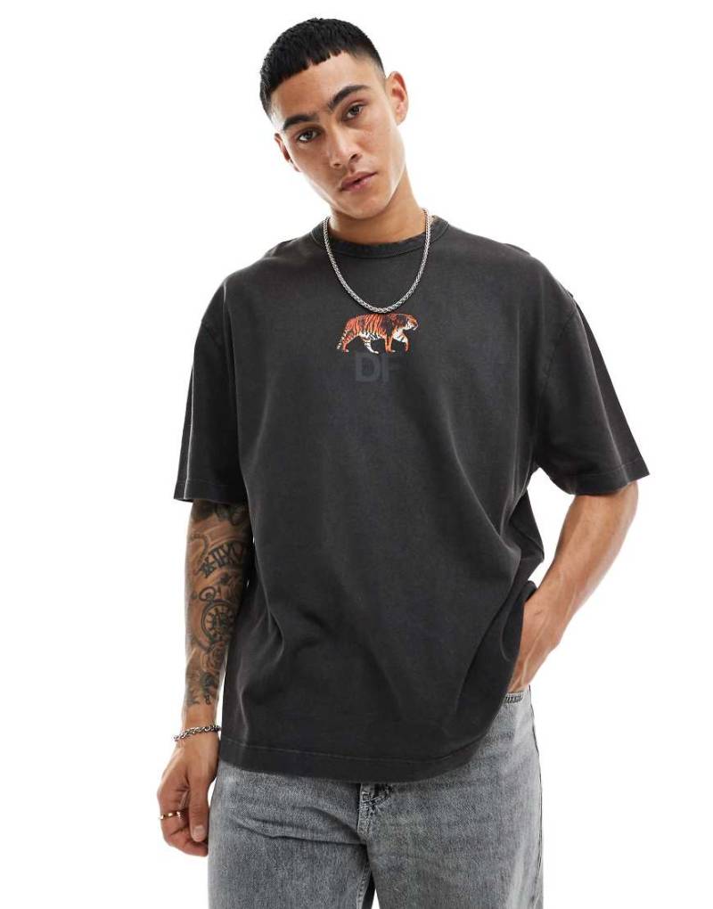 ASOS - Dark Future - Oversize-T-Shirt in verwaschenem Schwarz mit Tigerprint auf der Brust von ASOS DESIGN