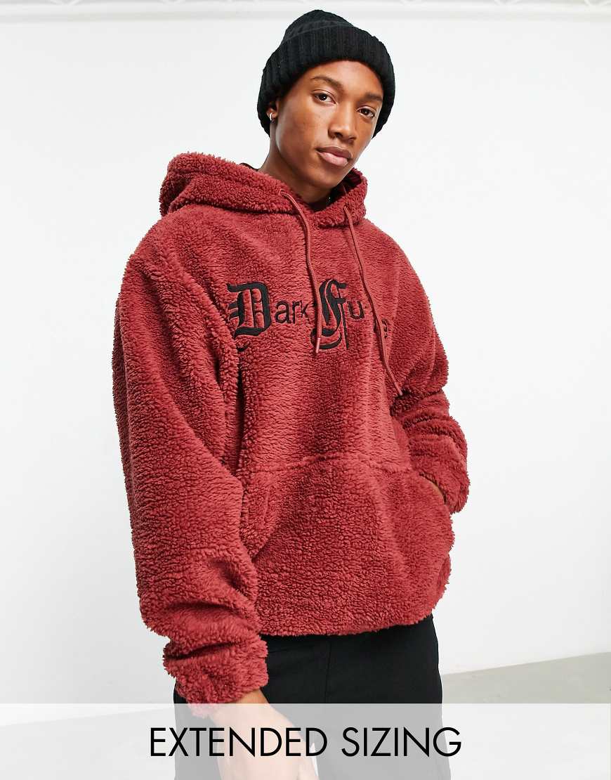 ASOS - Dark Future - Oversized-Kapuzenpullover aus Teddyfell in Dunkelrot mit aufgesticktem Gothic-Logo entlang der Wirbelsäule ASOS - Dark Future - Oversized-Kapuzenpullover aus Teddyfell in Dunkelrot mit aufgesticktem Gothic-Logo entlang der Wirbelsäule von ASOS DESIGN