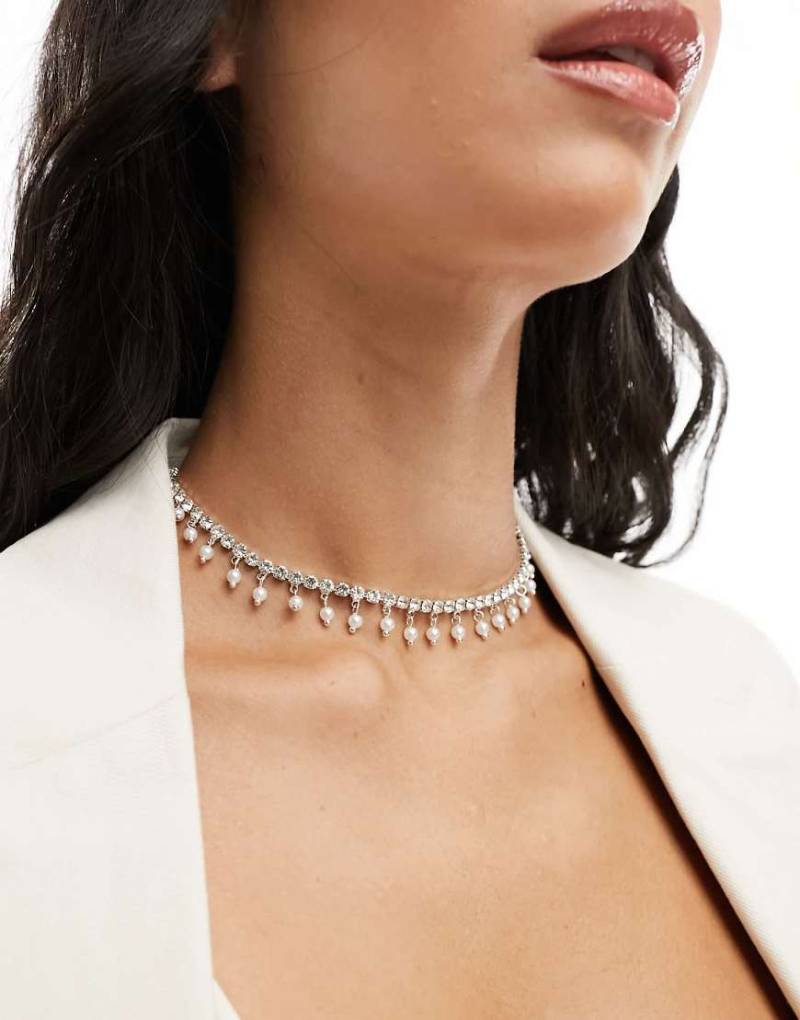 ASOS Design - Choker-Halskette in Silber-Optik mit Kristall-Cupchain und Kunstperlen-Design von ASOS DESIGN