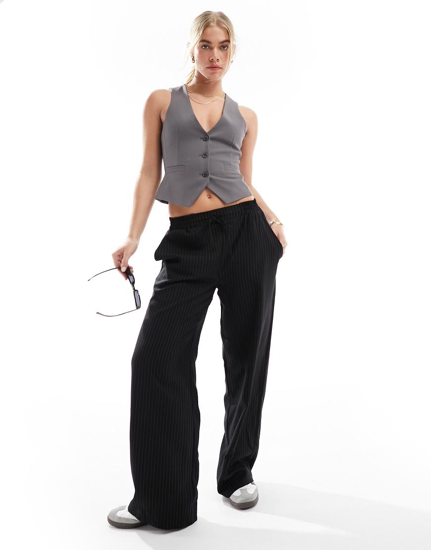 ASOS Design - Elegante Weste in Grau ASOS Design - Elegante Weste in Grau von ASOS DESIGN