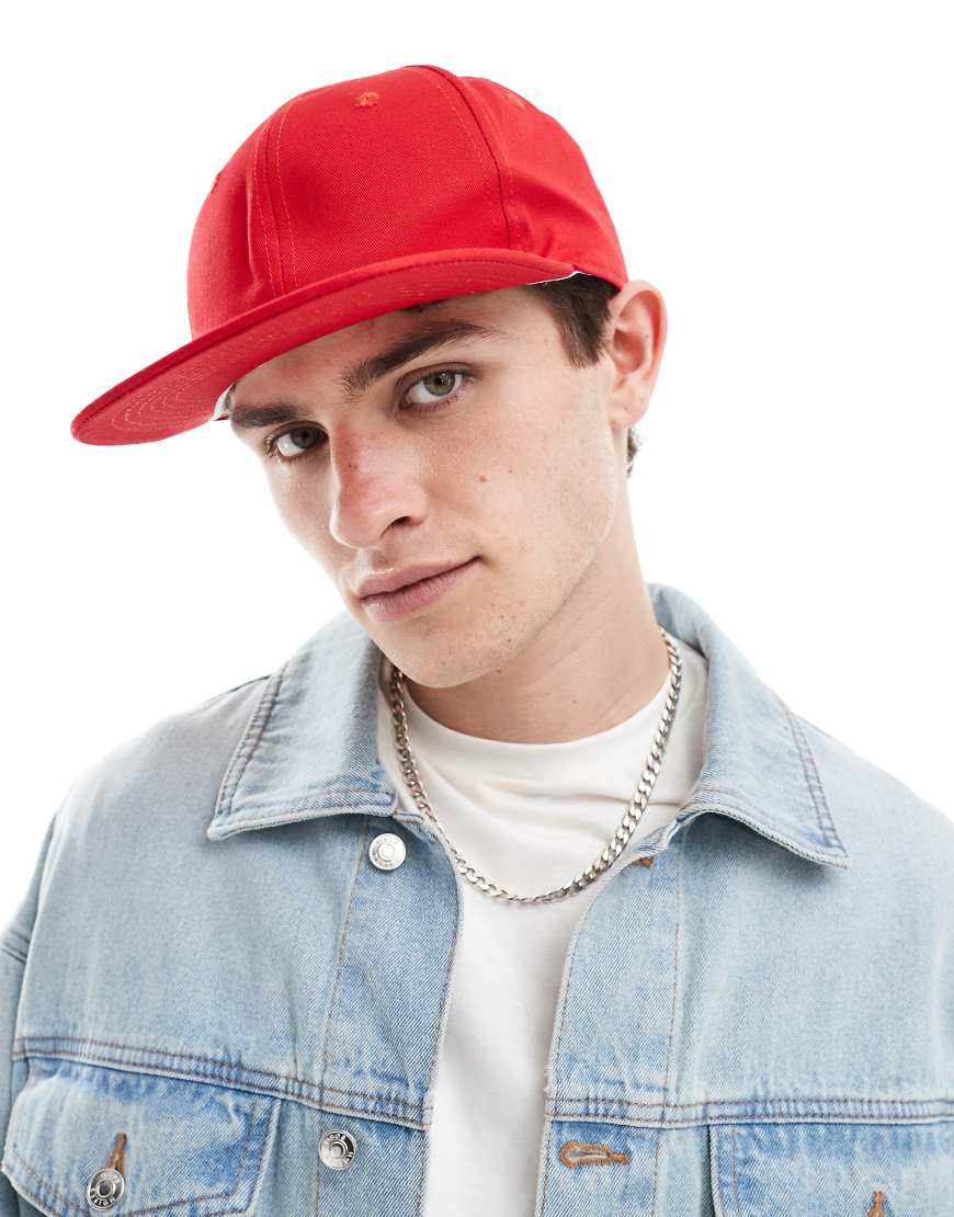 ASOS Design - Eng anliegende Kappe mit Y2k-Stickerei in Rot von ASOS DESIGN