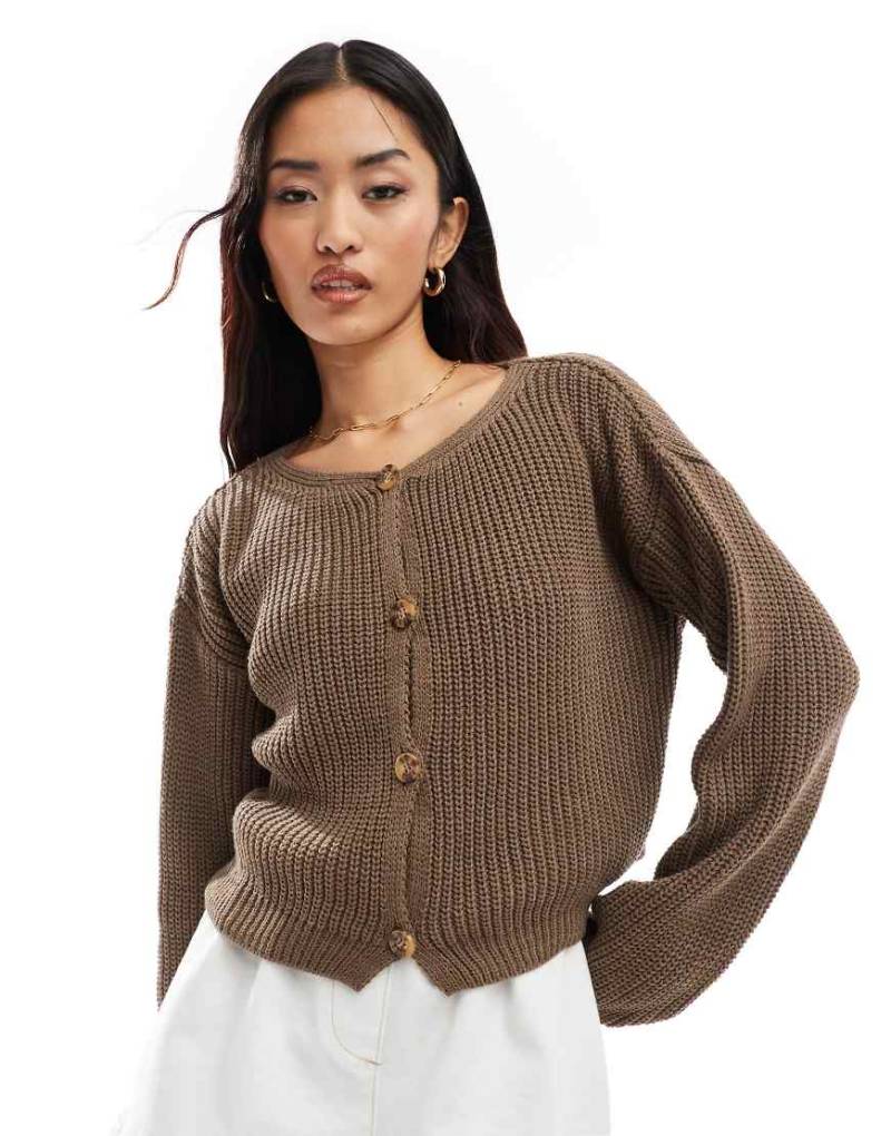 ASOS Design - Gerippte Strickjacke in dunklem Taupe mit Rundhalsausschnitt-Neutral von ASOS DESIGN