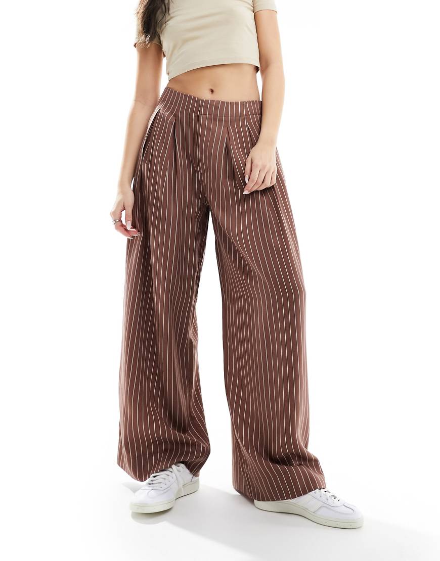 ASOS Design - Gestreifte Hose in Terrakotta mit weitem Bein und Bundfalten-Bunt ASOS Design - Gestreifte Hose in Terrakotta mit weitem Bein und Bundfalten-Bunt von ASOS DESIGN