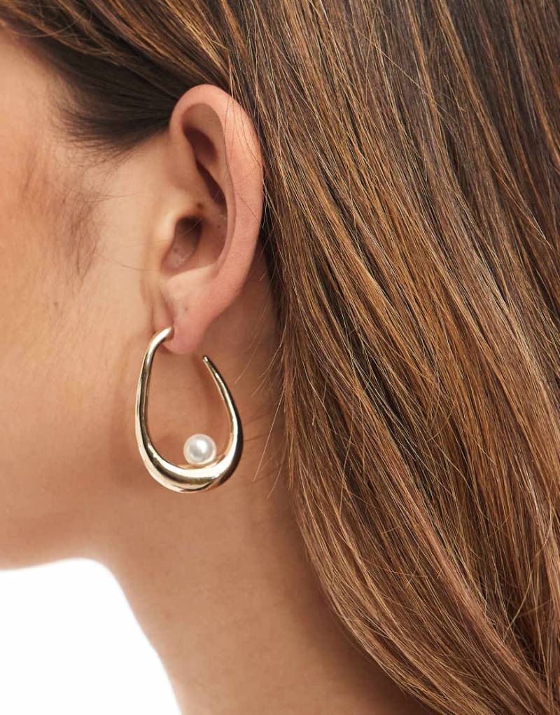 ASOS Design - Goldfarbene Creolen in verdrehter Optik mit Kunstperlendetail von ASOS DESIGN