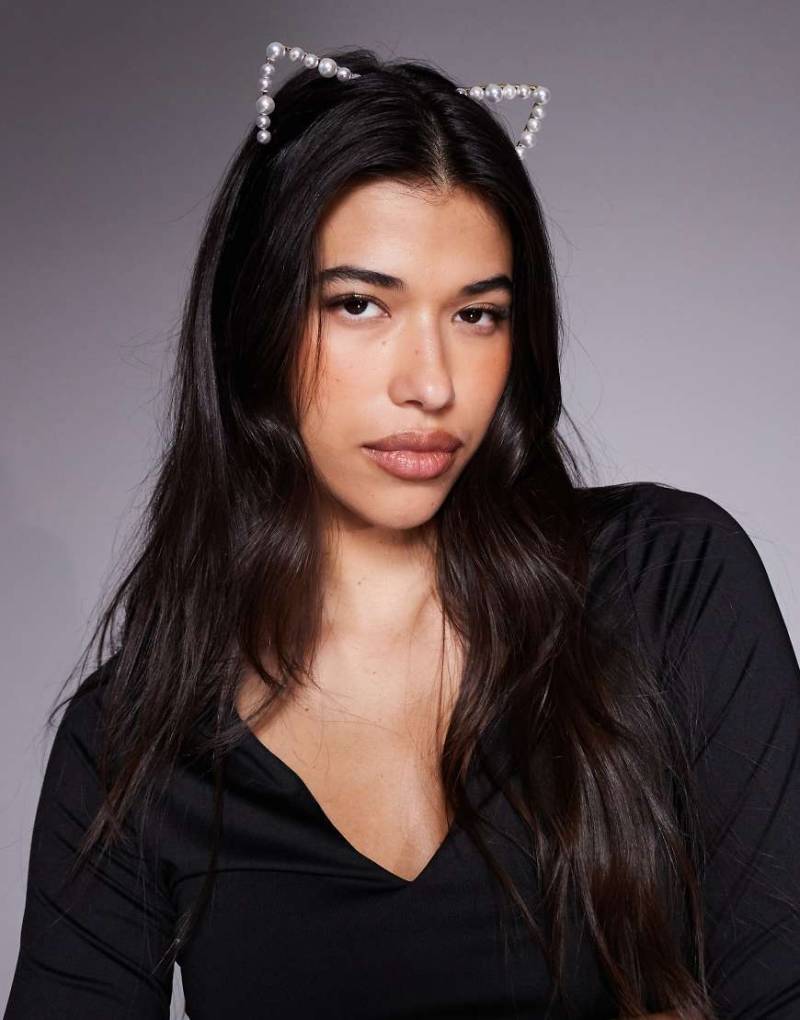 ASOS Design - Halloween - Goldfarbener Haarreif mit katzenohrenförmigen Kunstperlendetails von ASOS DESIGN