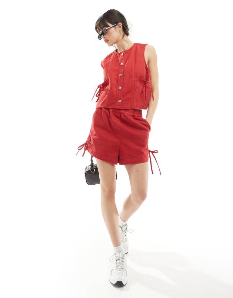 ASOS Design - Jeansshorts in Rot mit Schleifen von ASOS DESIGN