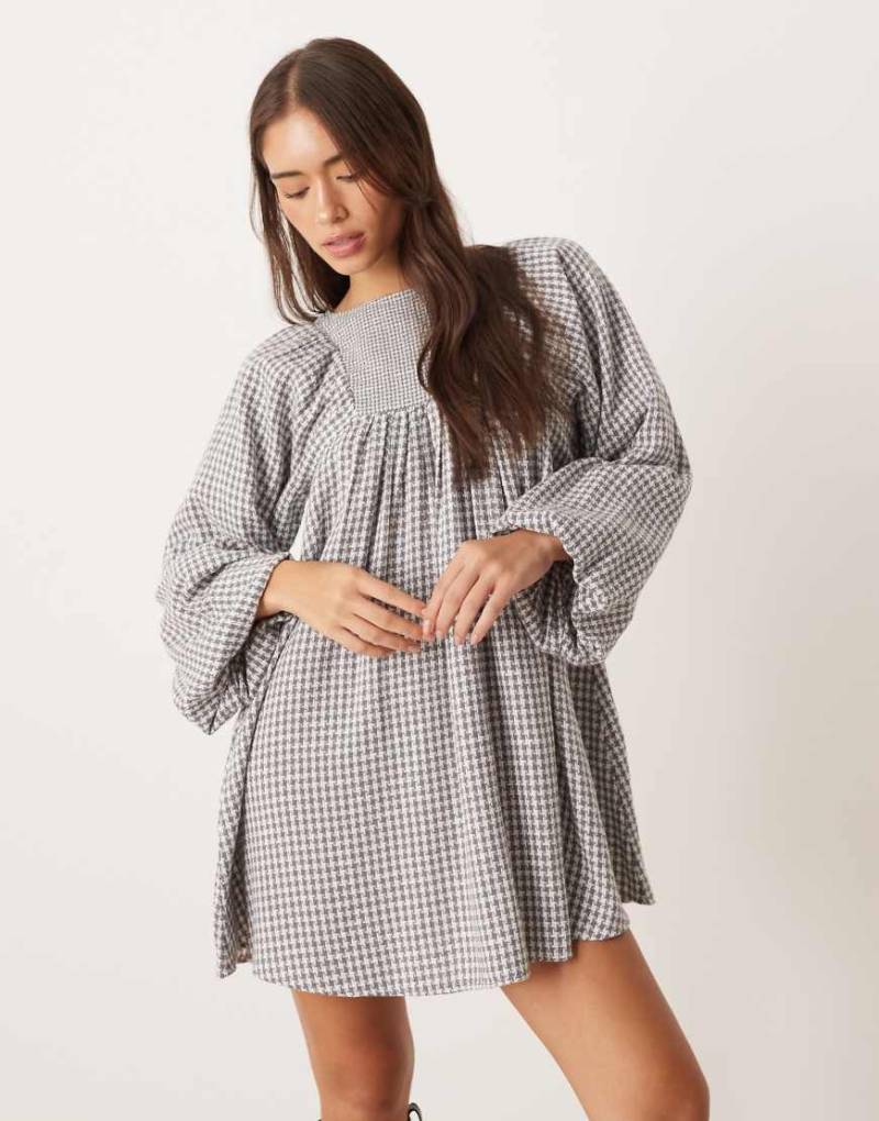 ASOS Design - Kurzes Babydoll-Keid aus Bouclé in Grau mit voluminösen Ärmeln und Hahnentrittmuster von ASOS DESIGN