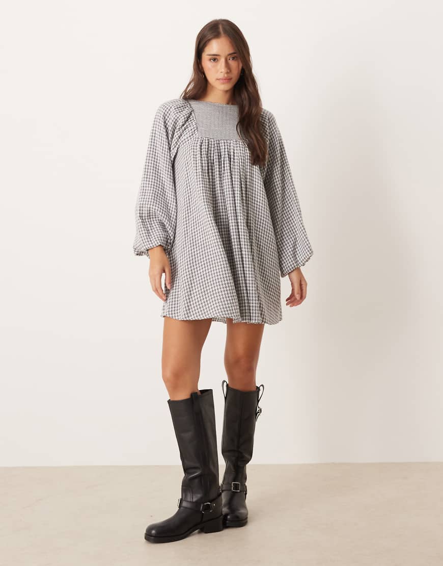 ASOS Design - Kurzes Babydoll-Keid aus Bouclé in Grau mit voluminösen Ärmeln und Hahnentrittmuster ASOS Design - Kurzes Babydoll-Keid aus Bouclé in Grau mit voluminösen Ärmeln und Hahnentrittmuster von ASOS DESIGN