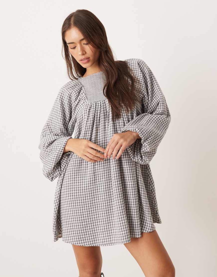 ASOS Design - Kurzes Babydoll-Keid aus Bouclé in Grau mit voluminösen Ärmeln und Hahnentrittmuster von ASOS DESIGN