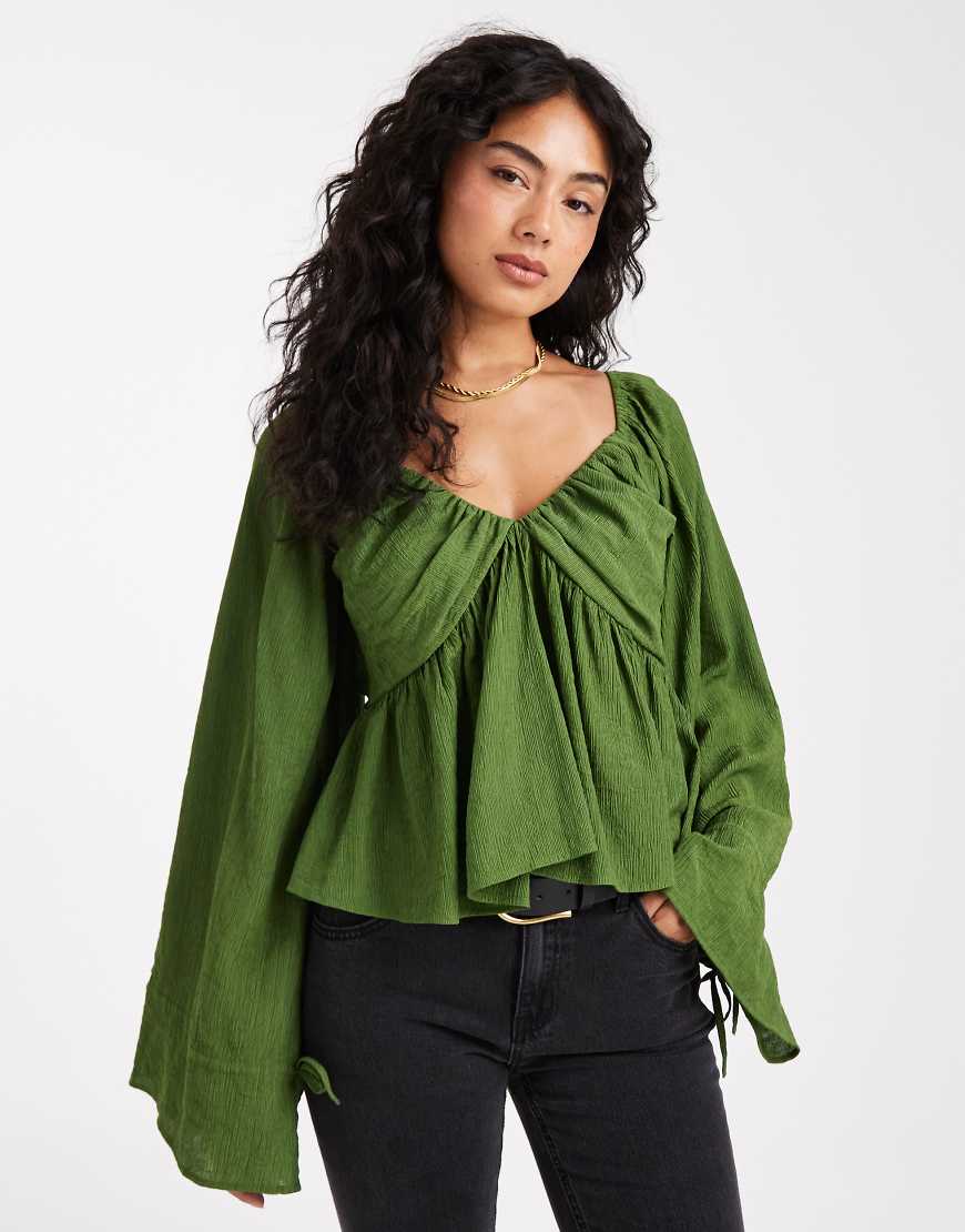 ASOS Design - Langärmlige Bluse in Grün mit V-Ausschnitt und Knitterstruktur von ASOS DESIGN