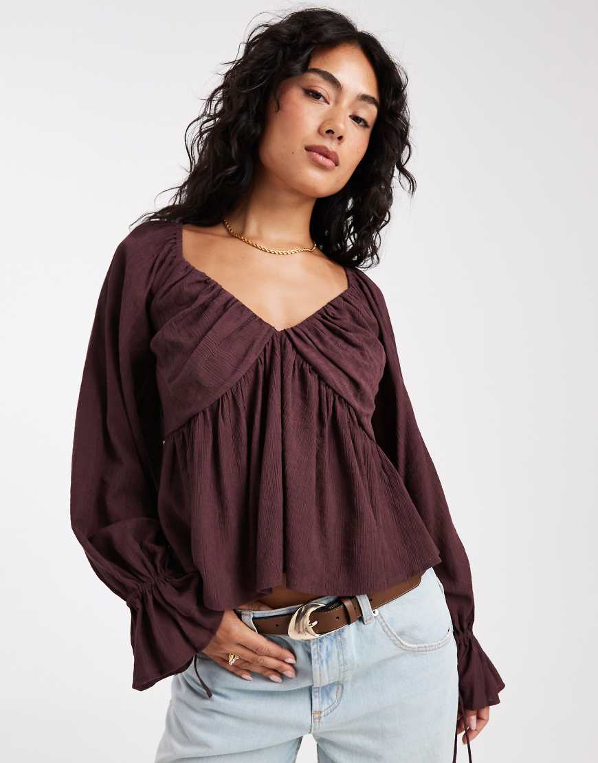 ASOS Design - Langärmlige Bluse in Mokka mit V-Ausschnitt und Knitterstruktur-Brown von ASOS DESIGN