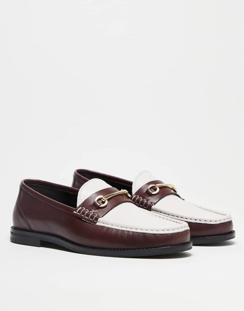 ASOS Design - Leder-Loafer in Burgunderrot und Weiß von ASOS DESIGN