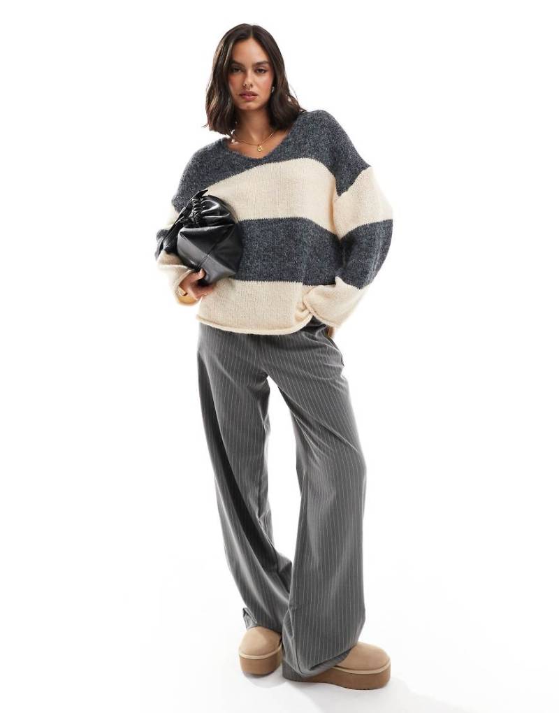 ASOS Design - Locker gestrickter Oversize-Pullover mit V-Ausschnitt und Streifen-Bunt von ASOS DESIGN
