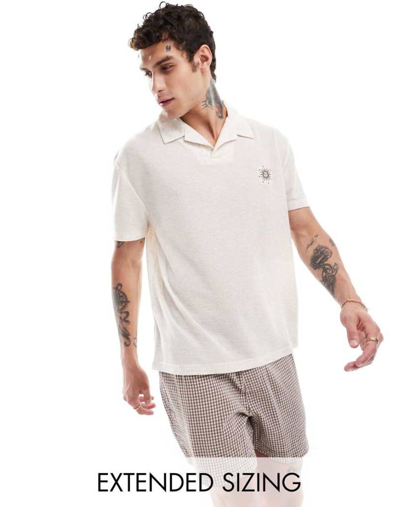 ASOS Design - Lockeres Polohemd in strukturiertem Beige mit Himmelskörper-Print auf der Brust-Neutral von ASOS DESIGN