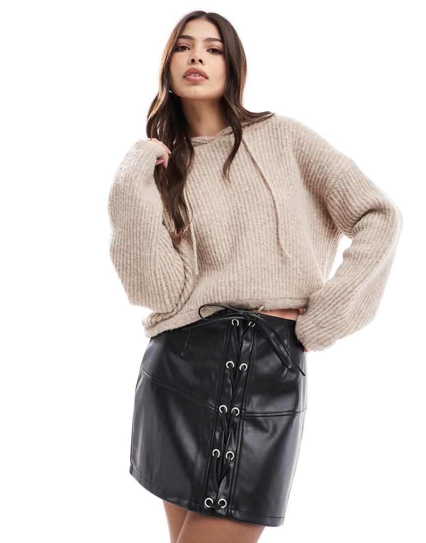 ASOS Design - Minirock in Schwarz mit Lederoptik und Schnürung vorn von ASOS DESIGN