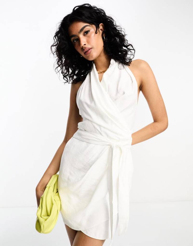 ASOS Design - Neckholder-Minikleid mit Bindegürtel in verwaschenem Weiß von ASOS DESIGN