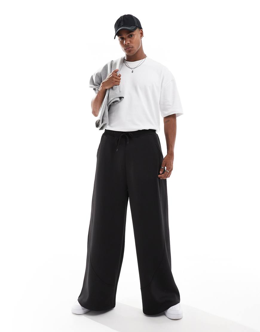 ASOS Design - Neopren-Jogginghose in Schwarz mit besonders weitem Bein ASOS Design - Neopren-Jogginghose in Schwarz mit besonders weitem Bein von ASOS DESIGN