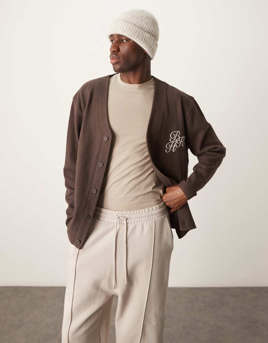 ASOS Design - Oversize-Strickjacke in Braun mit Waffelstruktur und Stickerei auf Brusthöhe ASOS Design - Oversize-Strickjacke in Braun mit Waffelstruktur und Stickerei auf Brusthöhe von ASOS DESIGN