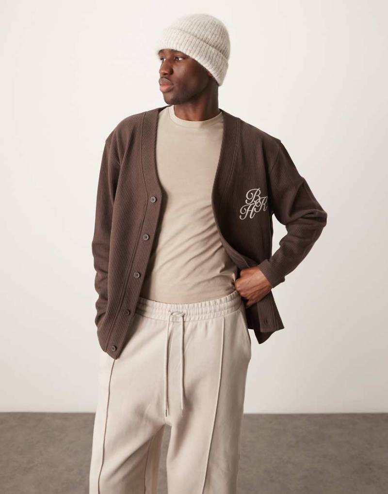 ASOS Design - Oversize-Strickjacke in Braun mit Waffelstruktur und Stickerei auf Brusthöhe von ASOS DESIGN