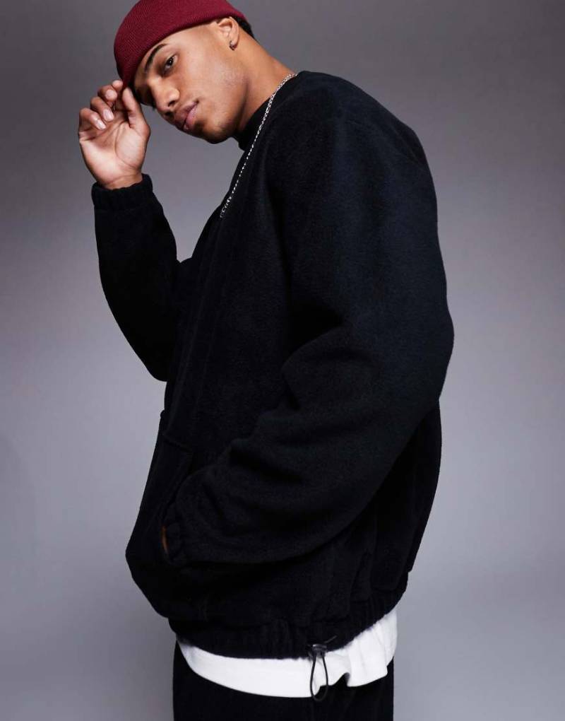 ASOS Design - Oversize-Sweatshirt aus Fleece in Schwarz mit Knebelknopf-Detail von ASOS DESIGN