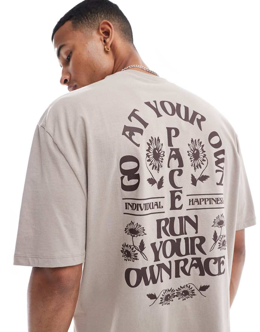 ASOS Design - Oversize-T-Shirt in Hellbraun mit floralem Textprint auf der Rückseite-Grün ASOS Design - Oversize-T-Shirt in Hellbraun mit floralem Textprint auf der Rückseite-Grün von ASOS DESIGN