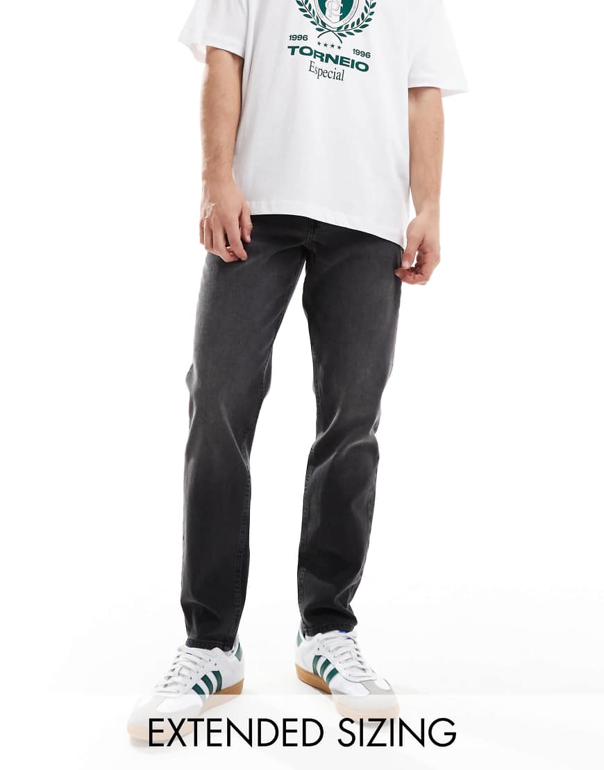 ASOS Design - Schmal zulaufende Jeans in verwaschenem Schwarz mit Farbstich ASOS Design - Schmal zulaufende Jeans in verwaschenem Schwarz mit Farbstich von ASOS DESIGN