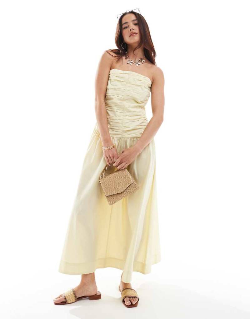 ASOS Design - Schulterfreies Midikleid in Buttermilchweiß mit weitem Rock und gerafftem Oberteil von ASOS DESIGN