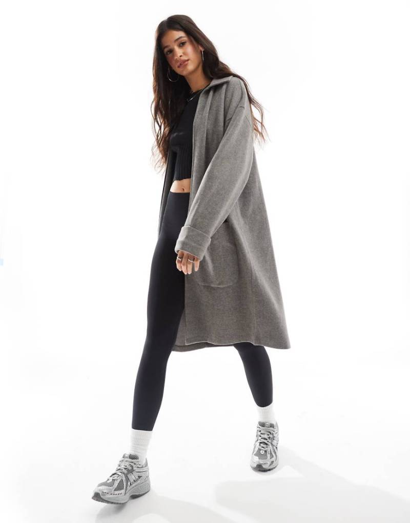 ASOS Design - Sehr weiche Longline-Strickjacke in Anthrazit meliert-Rot von ASOS DESIGN