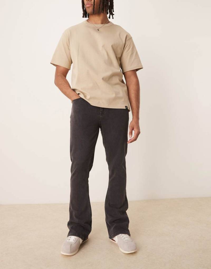 ASOS Design - Stretch-Schlagjeans in verwaschenem Schwarz von ASOS DESIGN