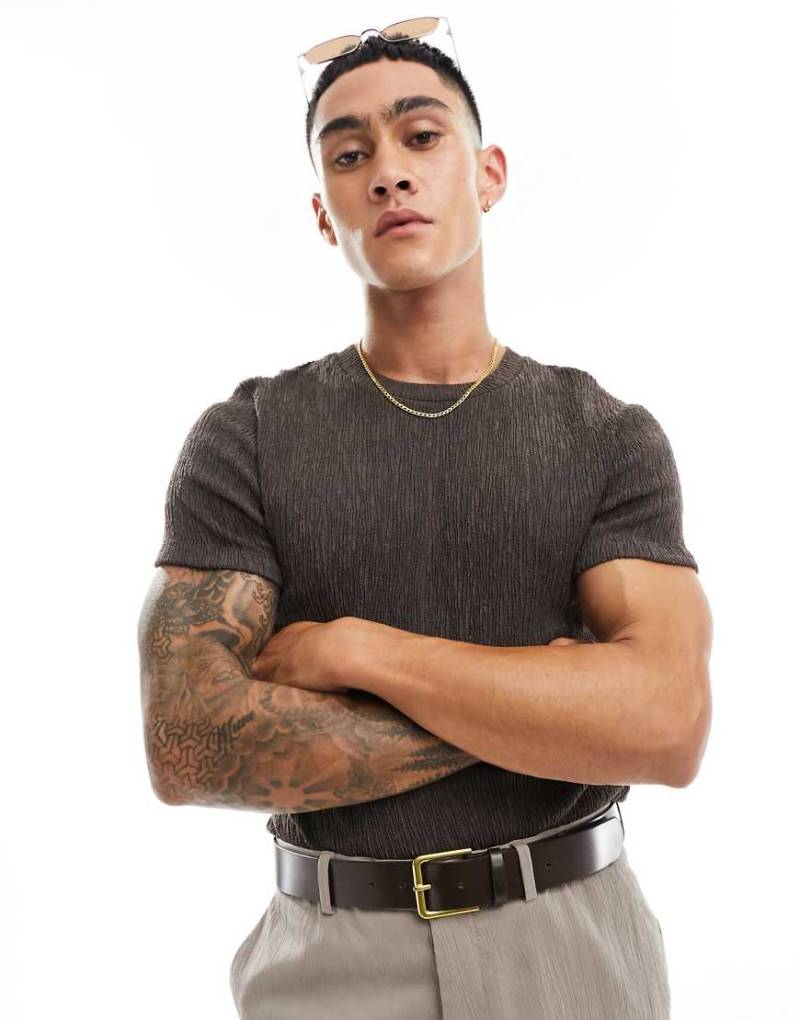 ASOS Design - T-Shirt in Braun aus Crinkle-Stoff von ASOS DESIGN