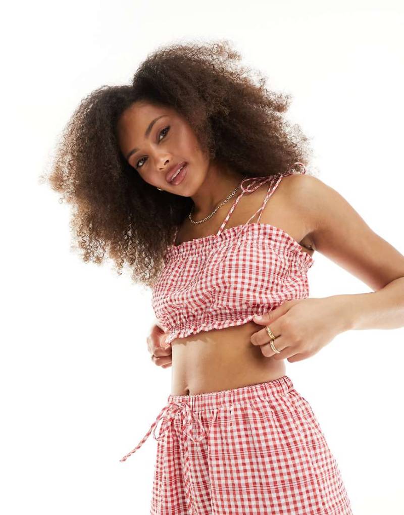 ASOS Design - Trägerloses Oberteil in Rot mit Vichy-Karos und Bindedetail, Kombiteil von ASOS DESIGN