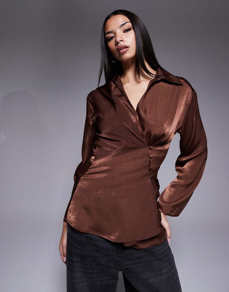 ASOS Design - Wickelhemdbluse aus Satin in Schokobraun-Brown ASOS Design - Wickelhemdbluse aus Satin in Schokobraun-Brown von ASOS DESIGN