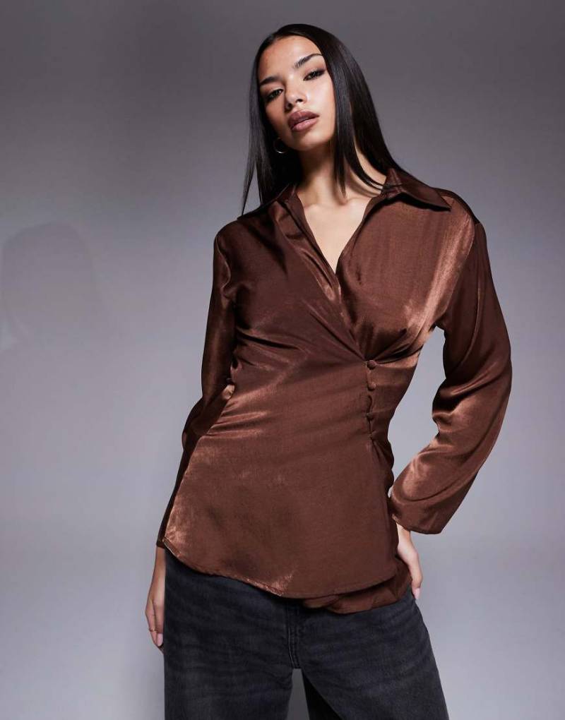 ASOS Design - Wickelhemdbluse aus Satin in Schokobraun-Brown ASOS Design - Wickelhemdbluse aus Satin in Schokobraun-Brown von ASOS DESIGN