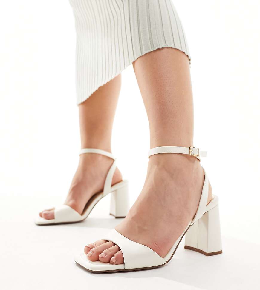 ASOS Design Wide Fit - Hilton - Filigrane Sandalen in Elfenbein mit Blockabsatz, weite Passform-Weiß von ASOS DESIGN