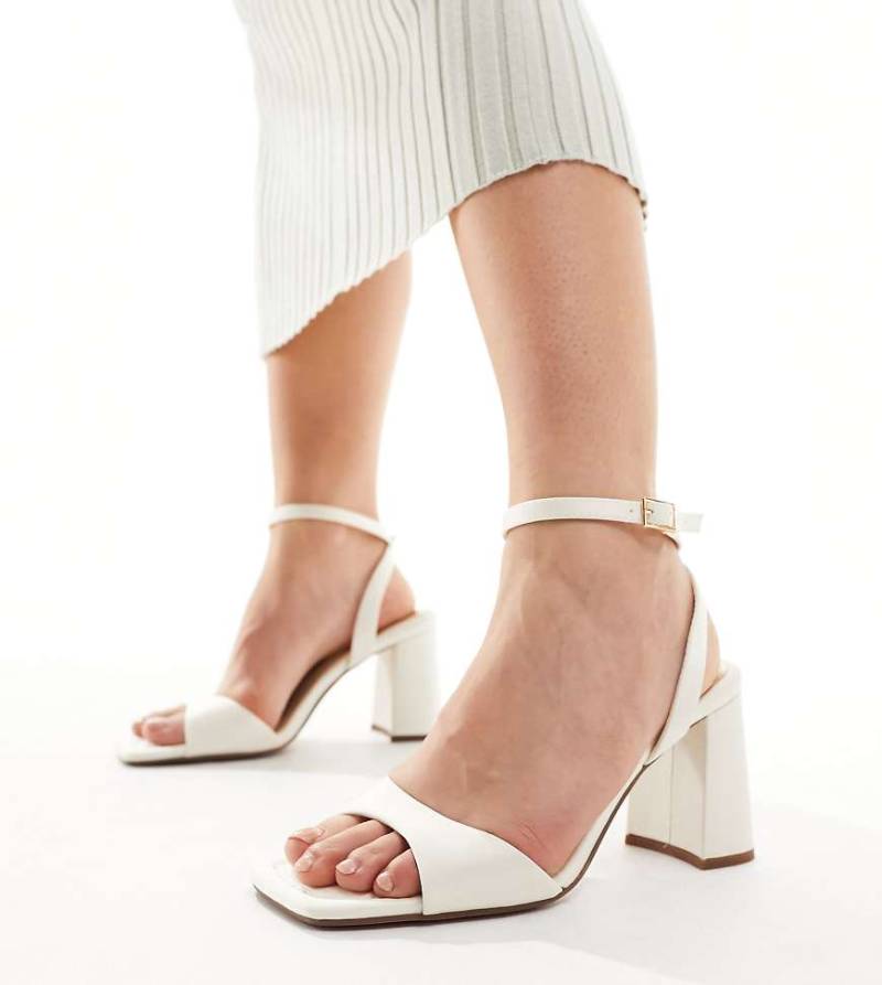 ASOS Design Wide Fit - Hilton - Filigrane Sandalen in Elfenbein mit Blockabsatz, weite Passform-Weiß von ASOS DESIGN