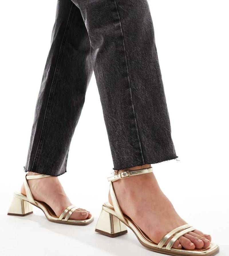 ASOS Design Wide Fit - Honeydew - Sandalen in Gold mit mittelhohem Blockabsatz, weite Passform-Goldfarben von ASOS DESIGN Wide Fit