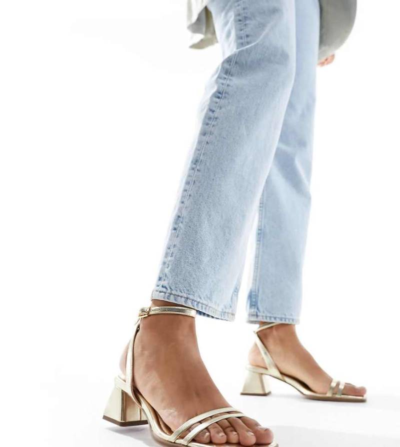 ASOS Design Wide Fit - Honeydew - Sandalen in Gold mit mittelhohem Blockabsatz, weite Passform-Goldfarben von ASOS DESIGN Wide Fit