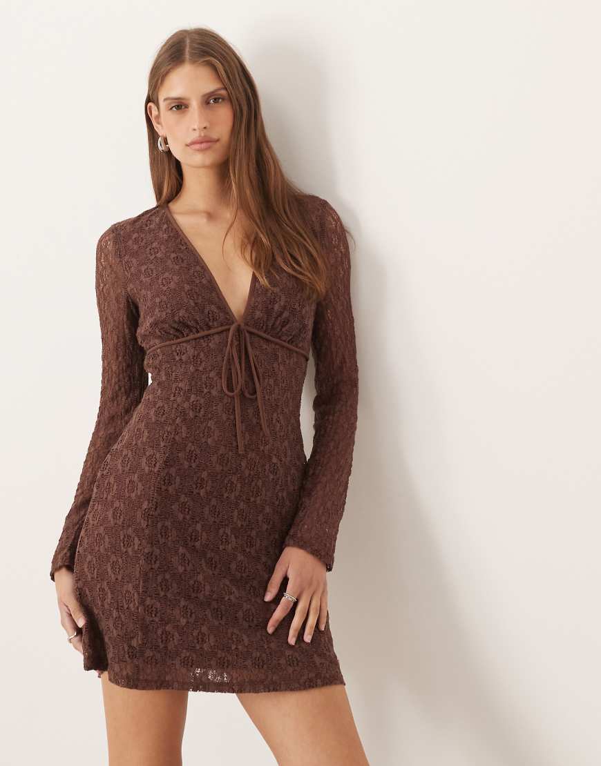ASOS - Langärmliges Minikleid aus Spitze in Schokobraun mit tiefem Ausschnitt und Bindebändern-Brown von ASOS DESIGN