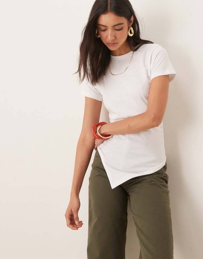 ASOS WHITE - Asymmetrisch geschnittenes T-Shirt in Weiß mit seitlicher Raffung von ASOS DESIGN