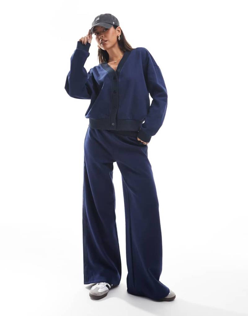 ASOS - Weit geschnittene Jogginghose in Marineblau mit farblich abgesetztem, seitlichem Bahneinsatz, Kombiteil von ASOS DESIGN