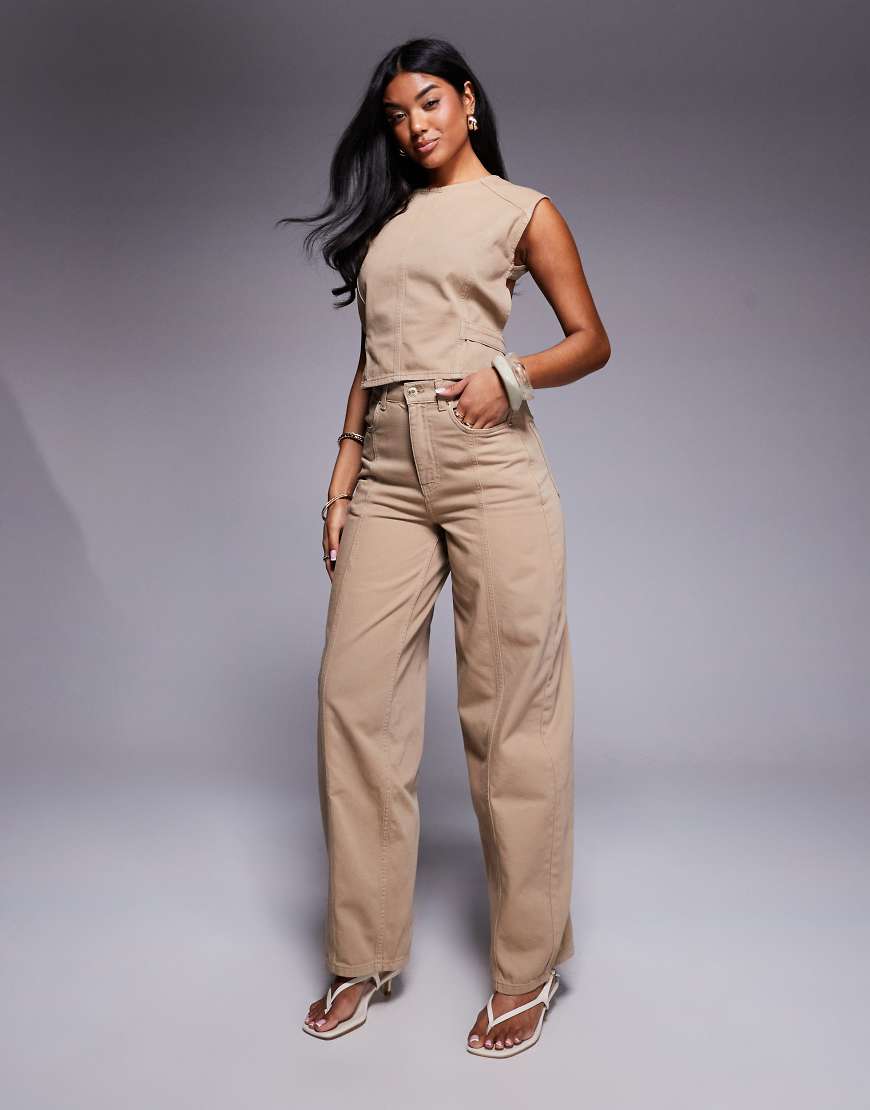 ASOS X THE SOURCED COLLECTION - Barrel-Jeans in Hellbraun mit Ziernaht ASOS X THE SOURCED COLLECTION - Barrel-Jeans in Hellbraun mit Ziernaht von ASOS DESIGN