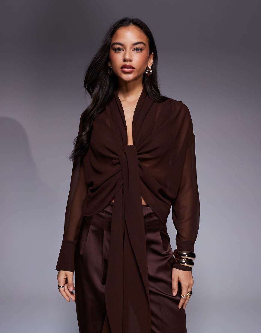 ASOS X THE SOURCED COLLECTION - Hemdbluse in Braun mit Bindedetail-Brown von ASOS DESIGN