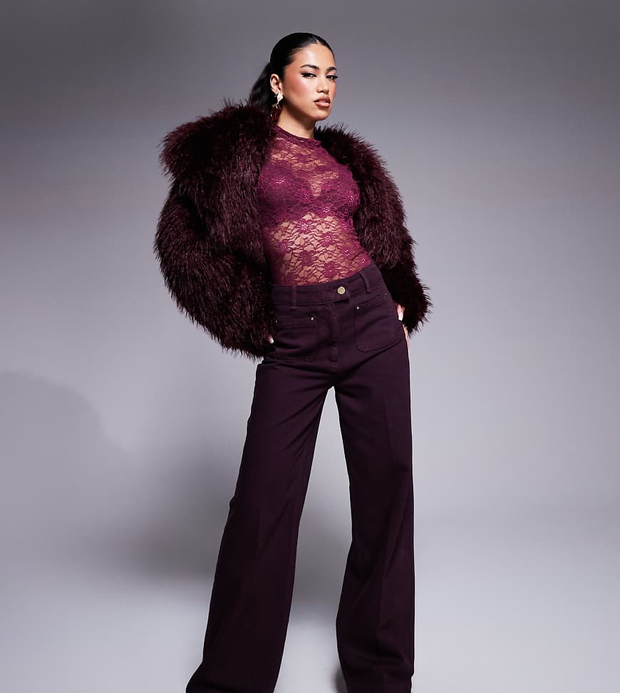 ASOS X THE SOURCED COLLECTION - Jeans in Burgunderrot mit weitem Bein und Fronttaschen von ASOS DESIGN