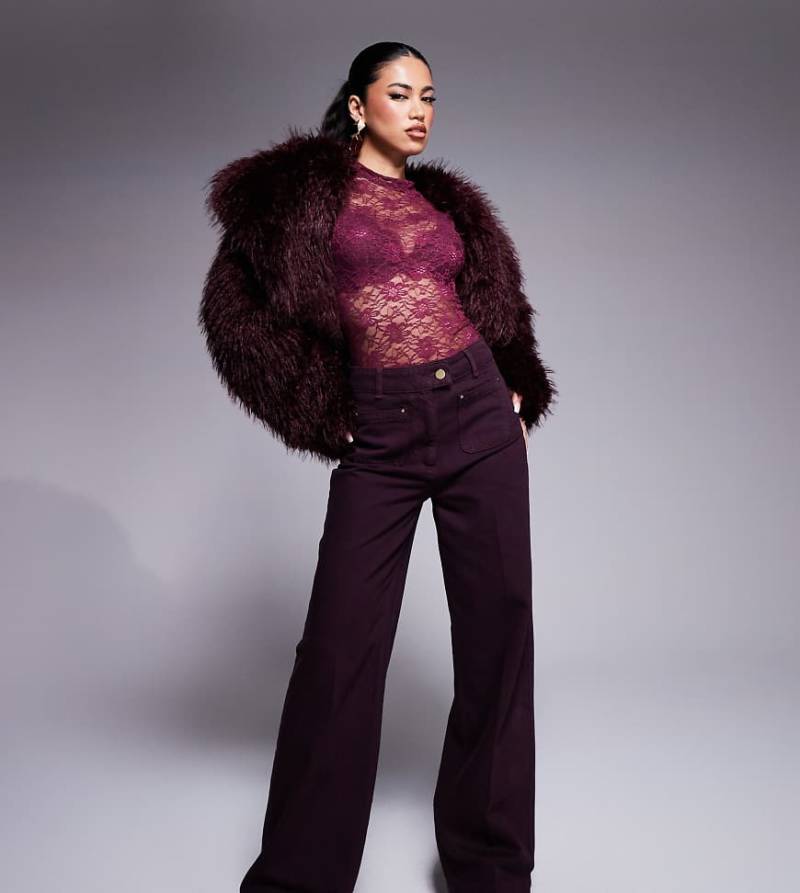 ASOS X THE SOURCED COLLECTION - Jeans in Burgunderrot mit weitem Bein und Fronttaschen von ASOS DESIGN