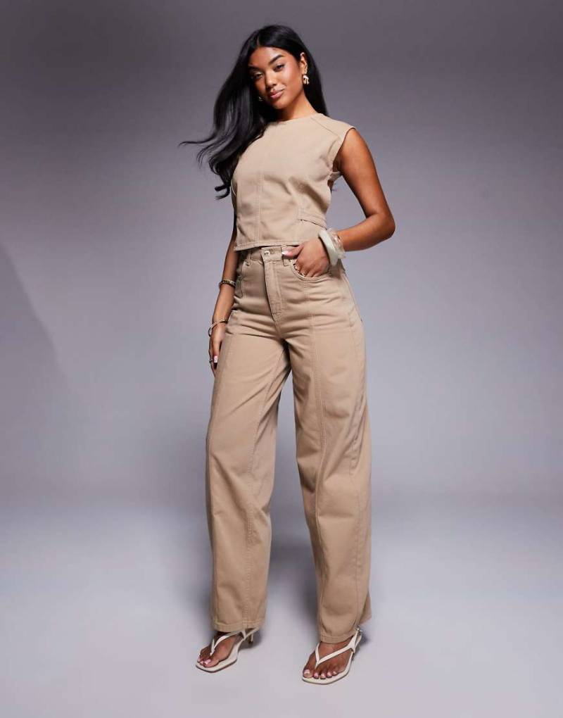 ASOS X THE SOURCED COLLECTION - Jeans in Hellbraun mit weitem Bein und Ziernähten, Kombiteil von ASOS DESIGN