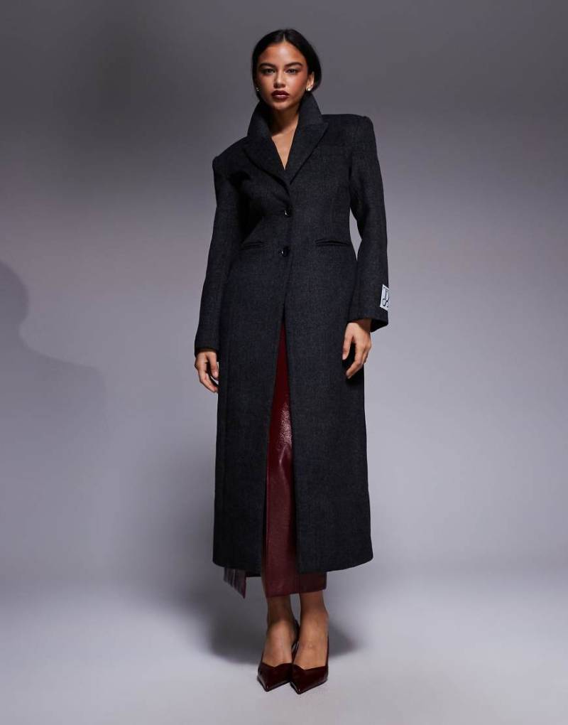 ASOS X THE SOURCED COLLECTION - Mantel in Anthrazit mit betonter Taille-Grau von ASOS DESIGN