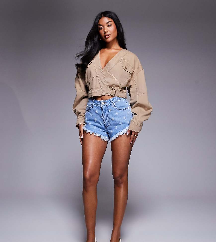 ASOS X THE SOURCED COLLECTION - Micro-Shorts aus Denim im Used-Look-Bunt ASOS X THE SOURCED COLLECTION - Micro-Shorts aus Denim im Used-Look-Bunt von ASOS DESIGN