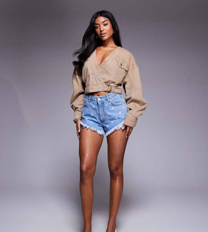 ASOS X THE SOURCED COLLECTION - Micro-Shorts aus Denim im Used-Look-Bunt von ASOS DESIGN
